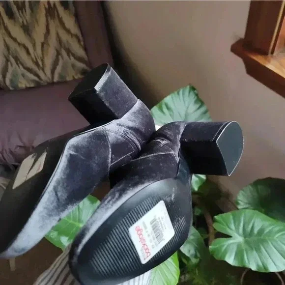 Ivanka Trump velvet ancle boots - Picture 4 of 10